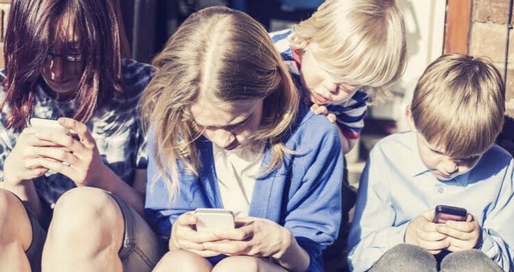 Uso de celular provoca problemas de coluna em crianças